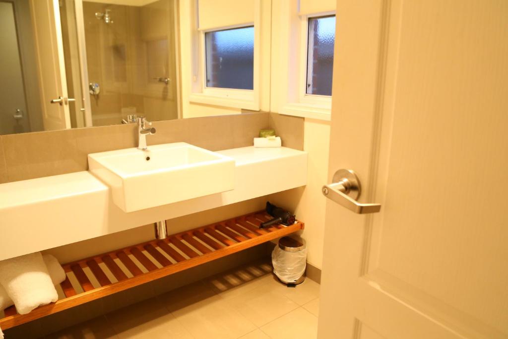 Allansford Hotel Motel photo