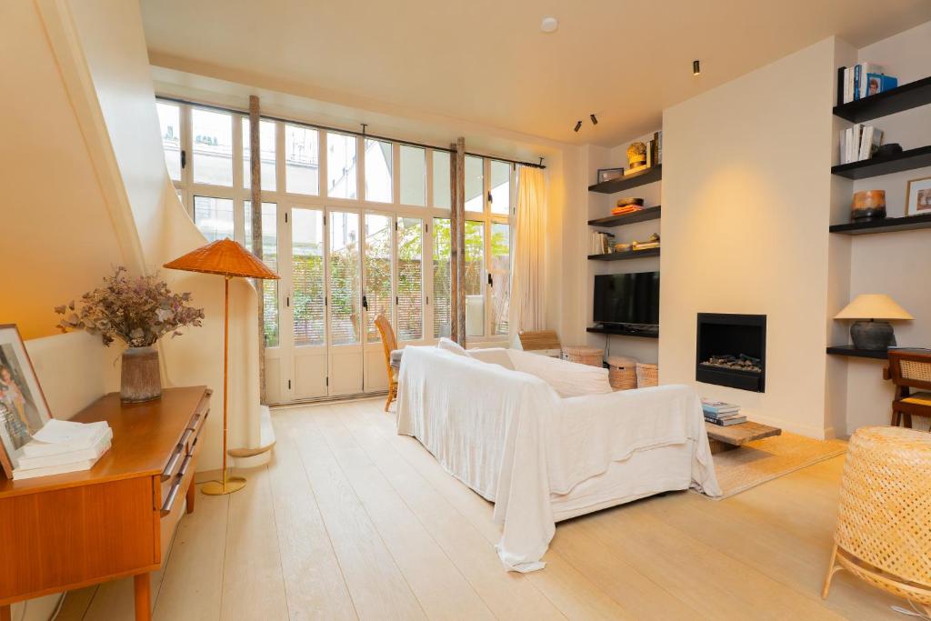 Elegant Triplex with Terrace & AC - Perfect for 6 Guests - 5