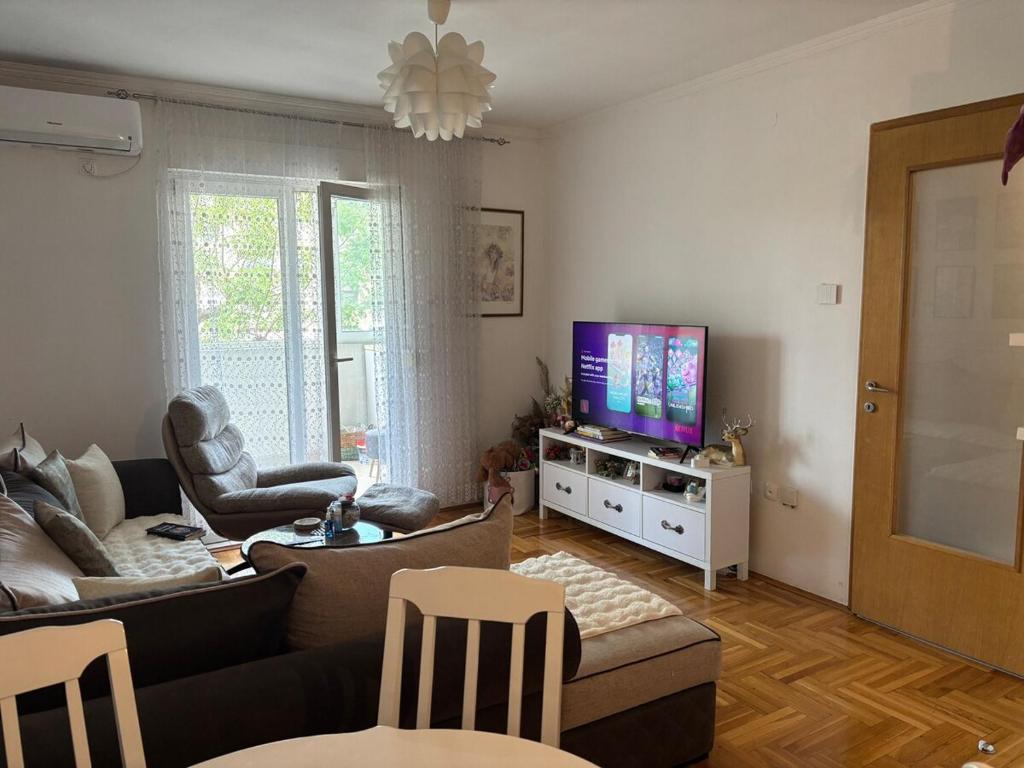 Modern apartment plus FREE parking , near city center, shopping center Big and city quarter - 1