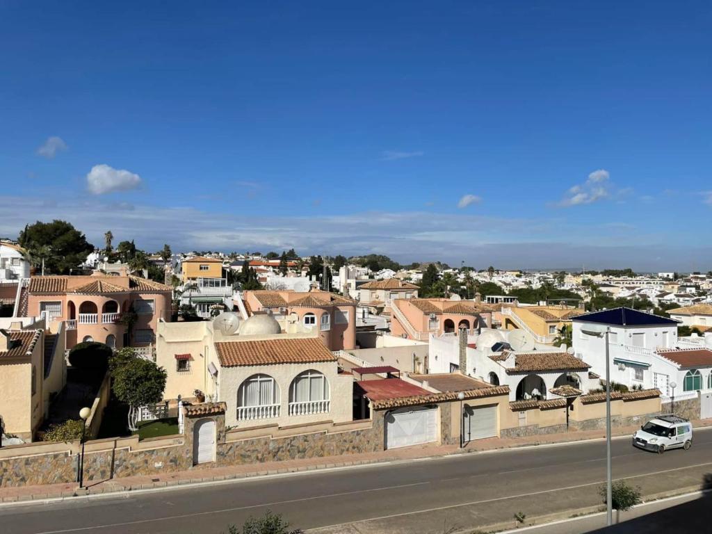 Renovated Top-Floor 2BR | Sunny Balcony & Golf - 4