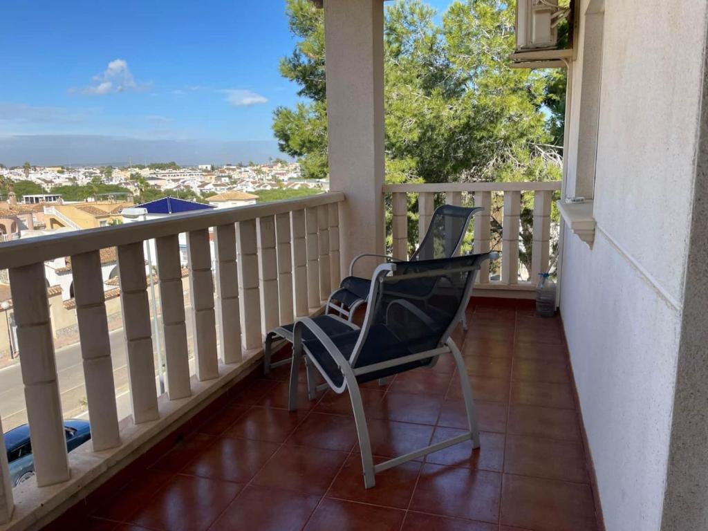 Renovated Top-Floor 2BR | Sunny Balcony & Golf - 3