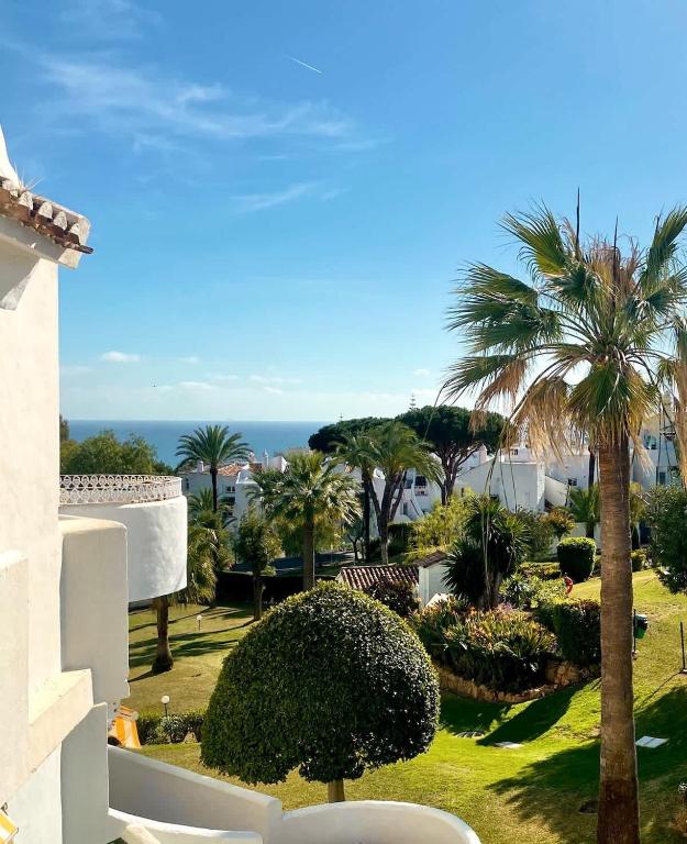 Bright spacious 3 bed apartment - 4