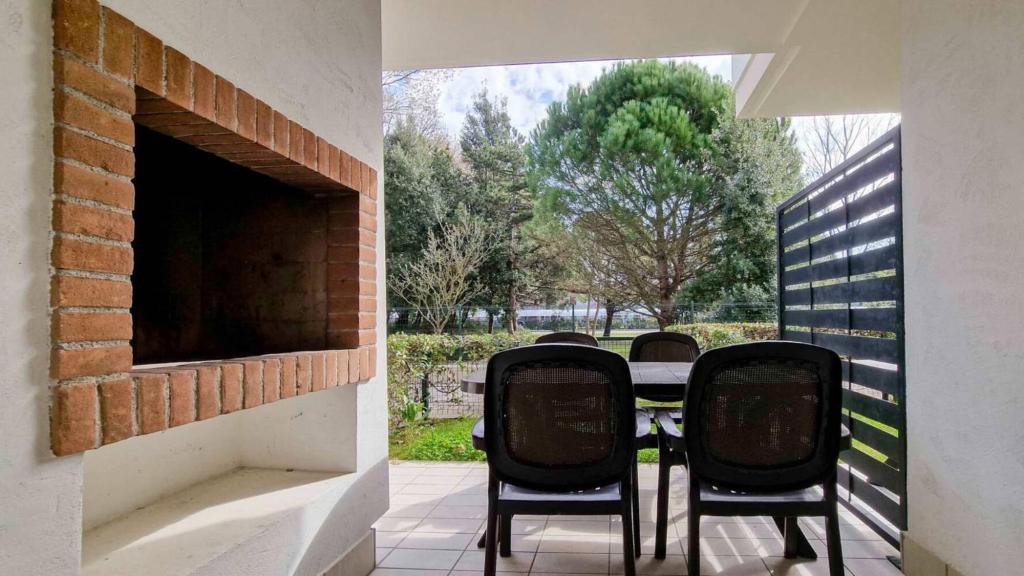 Modern flat with a fenced garden and fireplace - 2