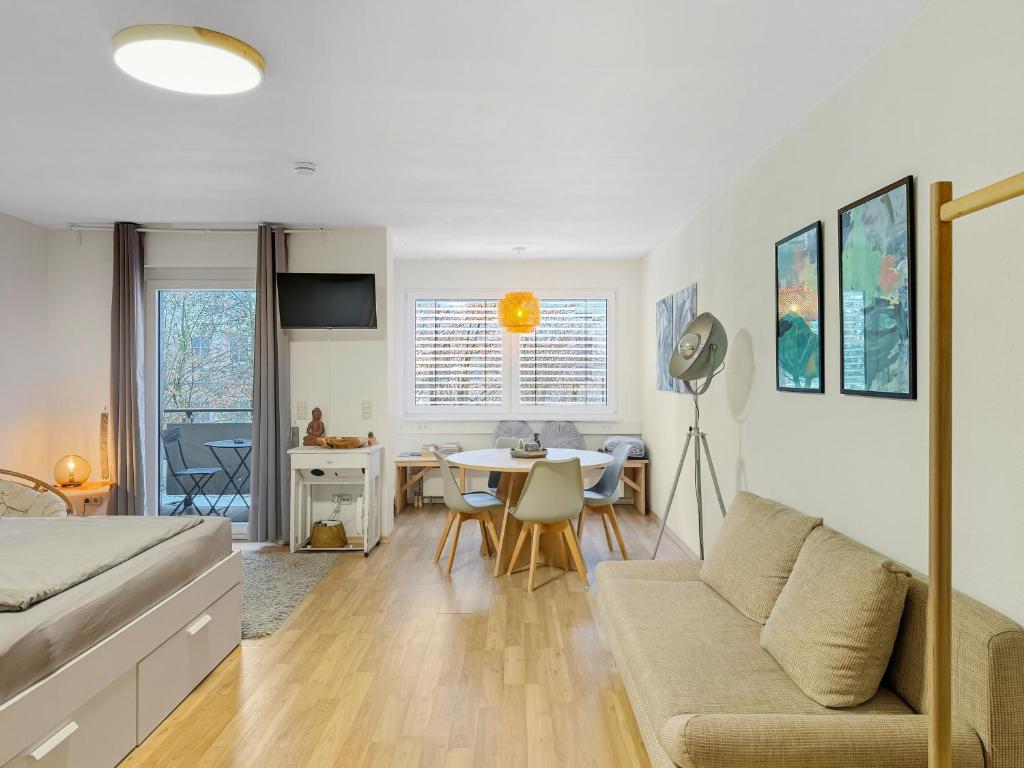 Studio near Altstadt /w Workspace, Feng-Shui & Art - 3