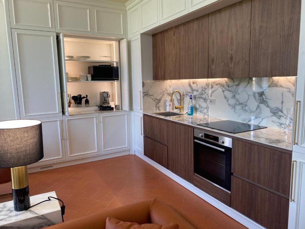 Luxury apartment with large terrace and jacuzzi next to famous historic walls of Lucca - 2