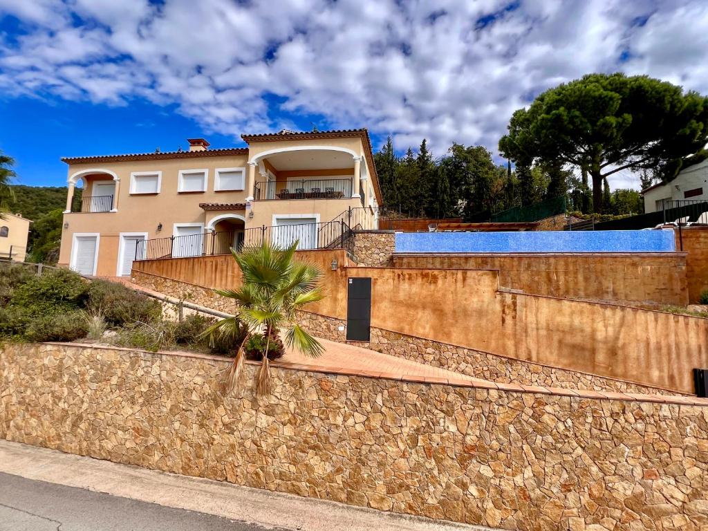 Casa Mas Ambros con piscina desbordante - 3