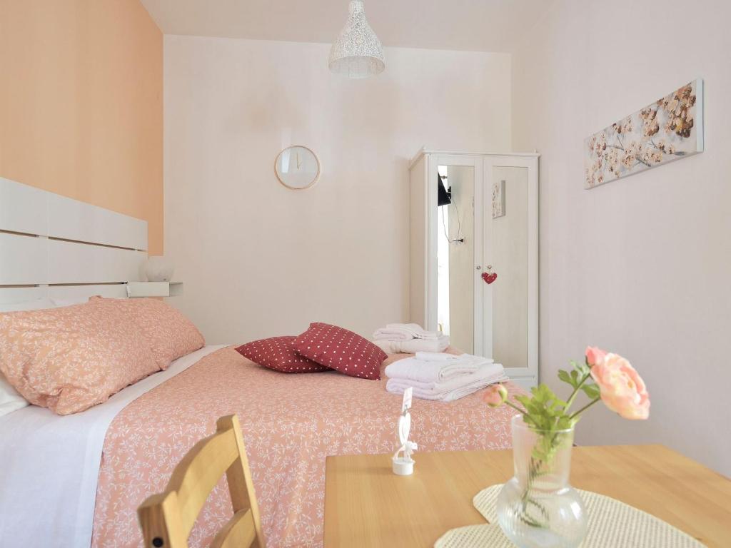Apartment Romantisches Zimmer mit Jacuzzi by Interhome - 1