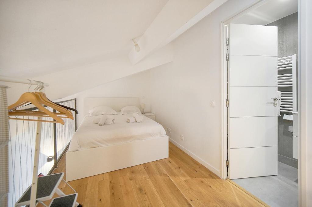 FRGK "24 AOUT 1 Mezzanine Bedroom Apartment Center Antibes AC WIFI HIGH SPEED " - 2