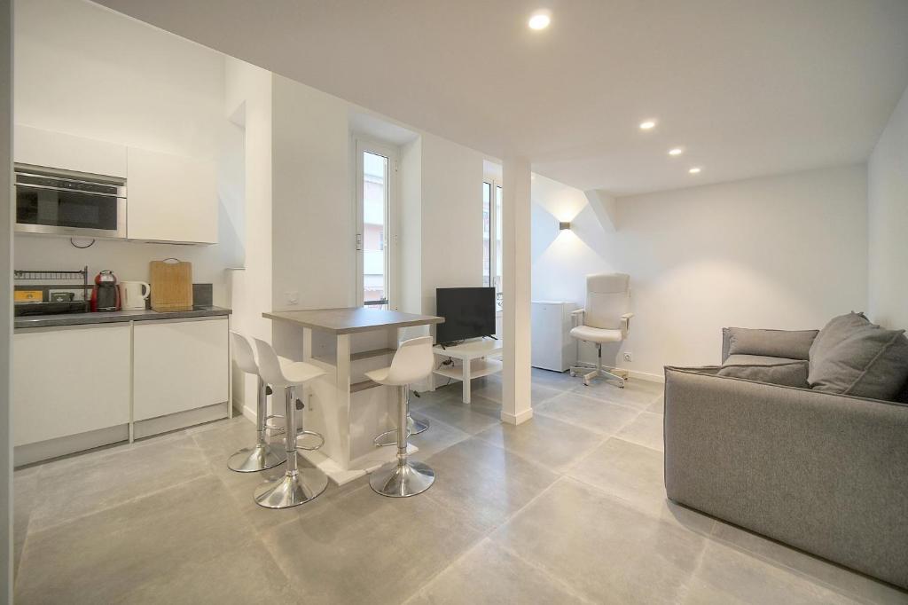 FRGK "24 AOUT 1 Mezzanine Bedroom Apartment Center Antibes AC WIFI HIGH SPEED " - 3