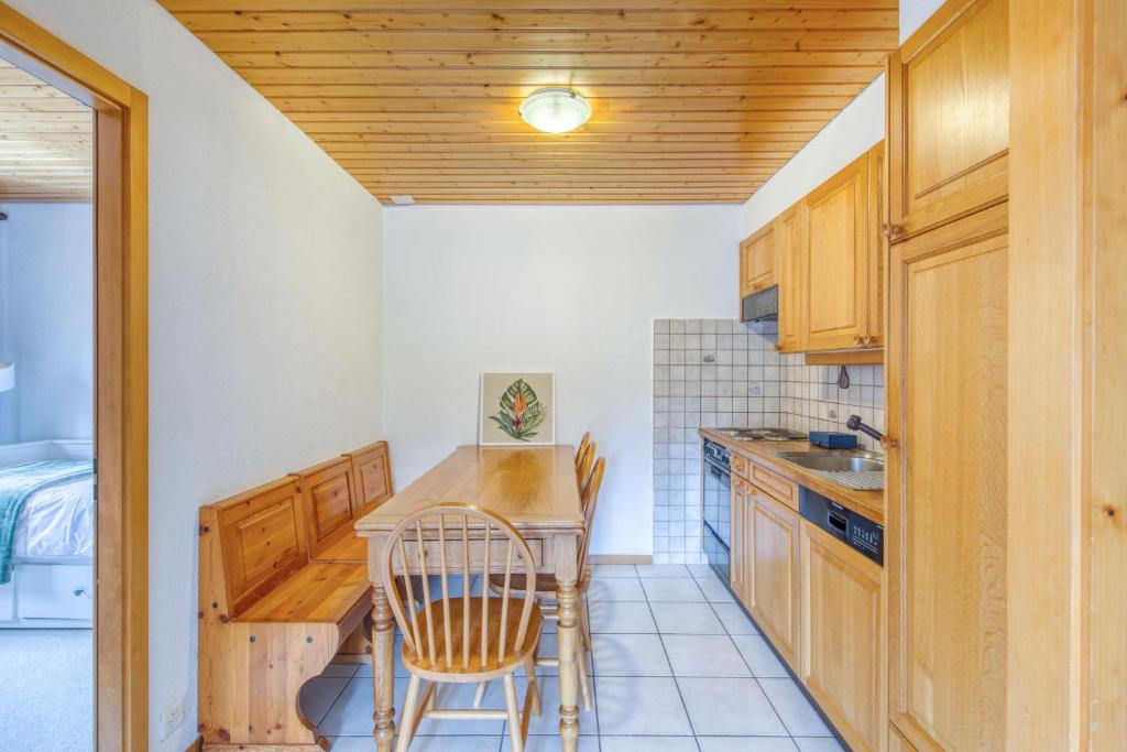 Centrally located with great views and terrace - 4