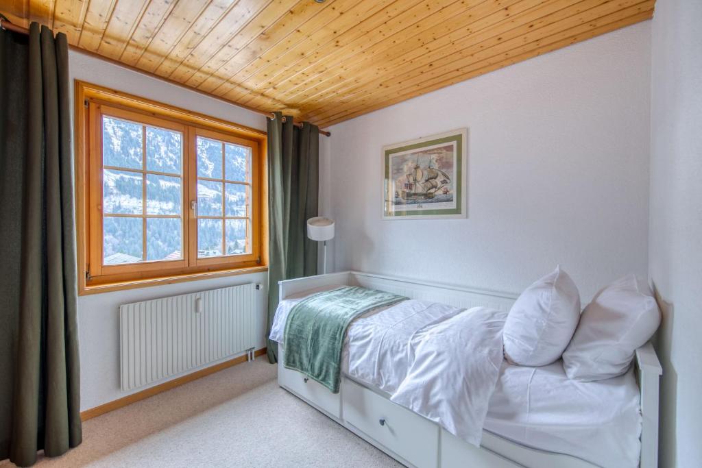 Centrally located with great views and terrace - 3