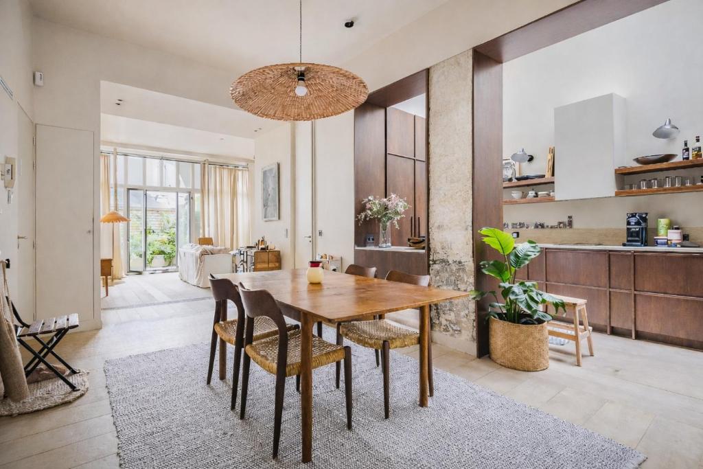 Elegant Triplex with Terrace & AC - Perfect for 6 Guests - 1