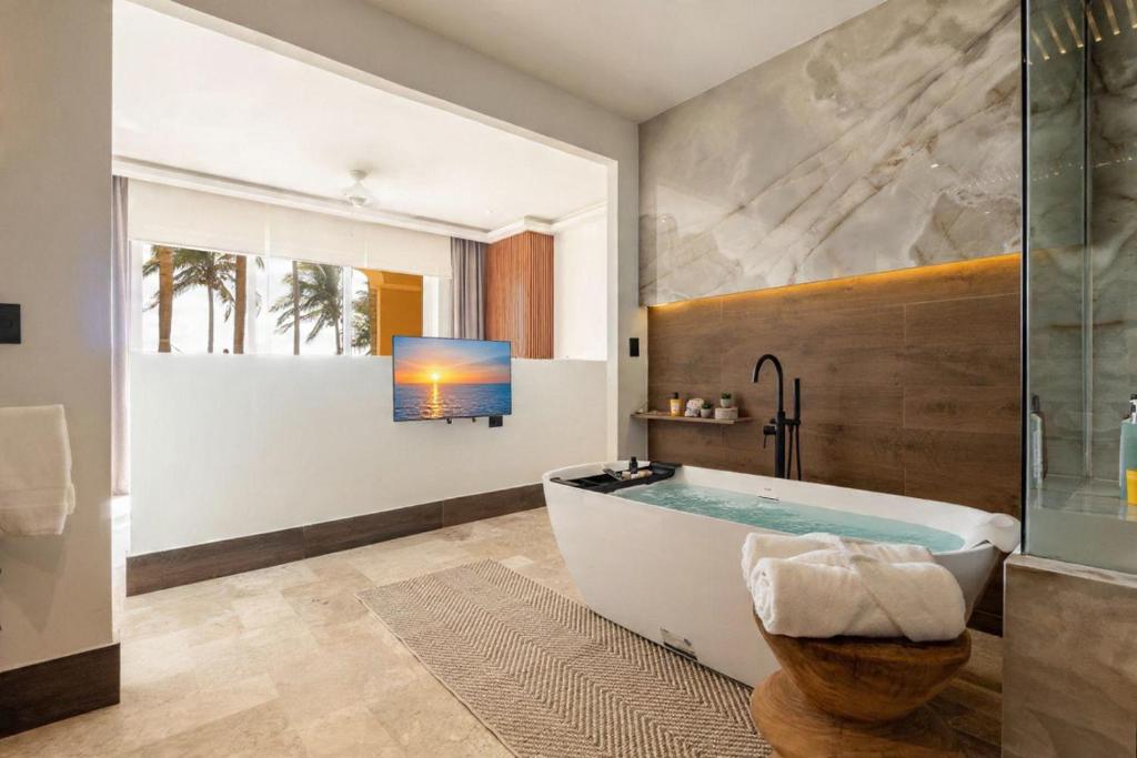 Exclusive Oceanfront Apartment Beach access - 3
