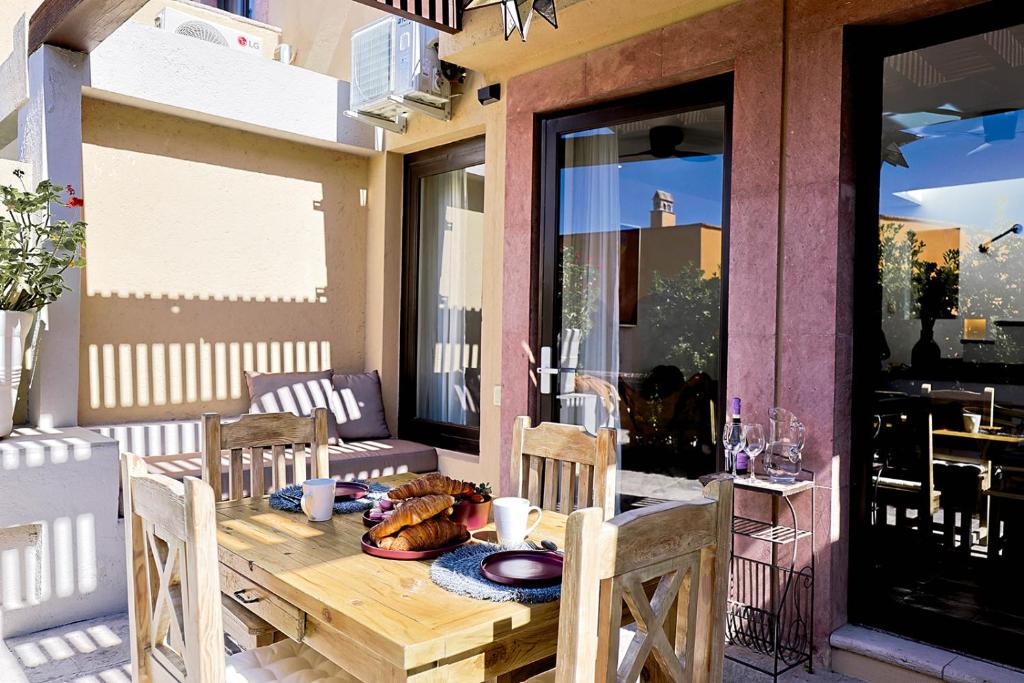 Angelic 2BR Nest - Pool & Hot Tub - Gated Village - 4
