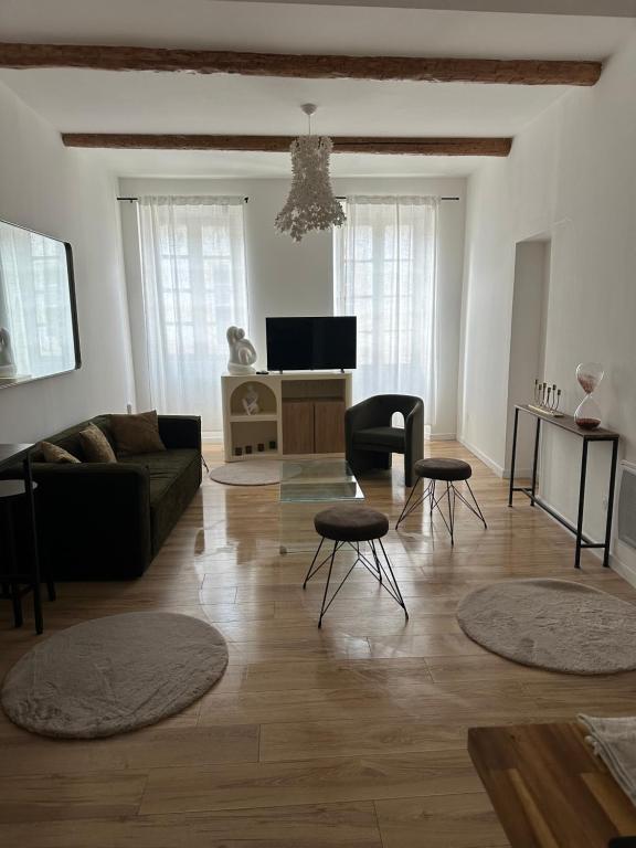 CARPENTRAS appartement climatisé 3e étage situé dans le centre historique - 1