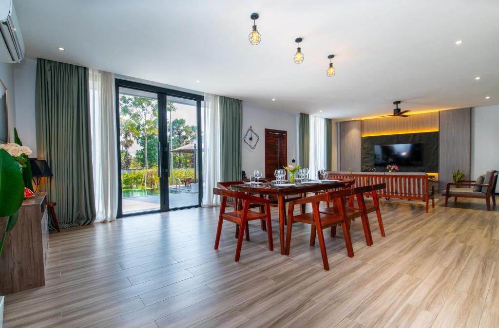 Shared lounge/TV area