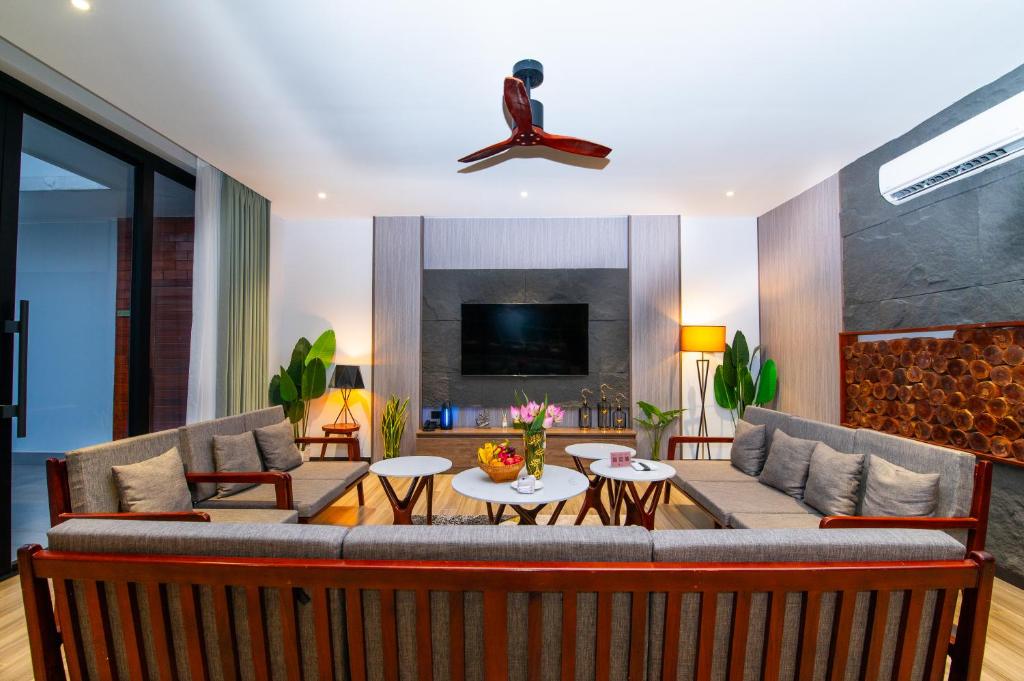 Shared lounge/TV area