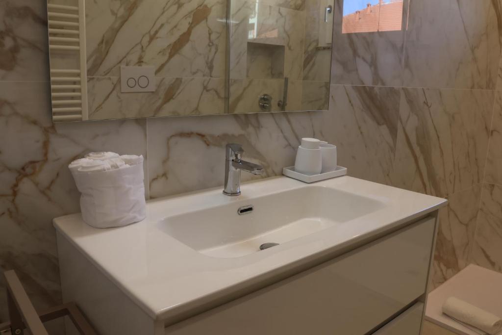 bright, comfortable Milanese refuge - 3