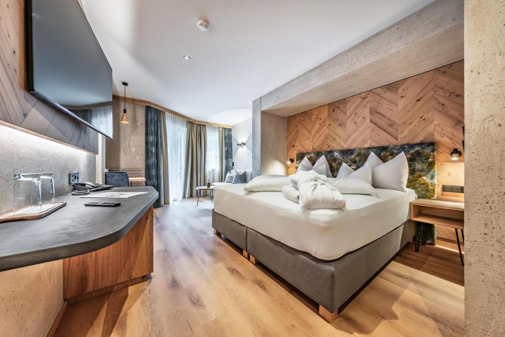 Hotel Berghof Mayrhofen 수영장 전경