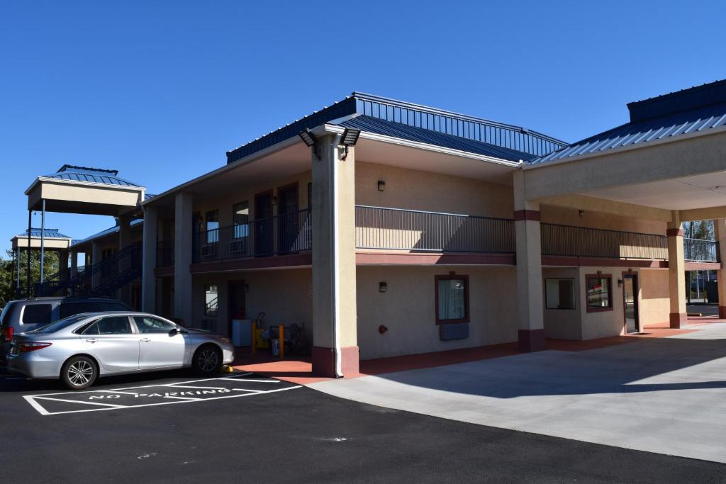 Royal Inn & Suites photo