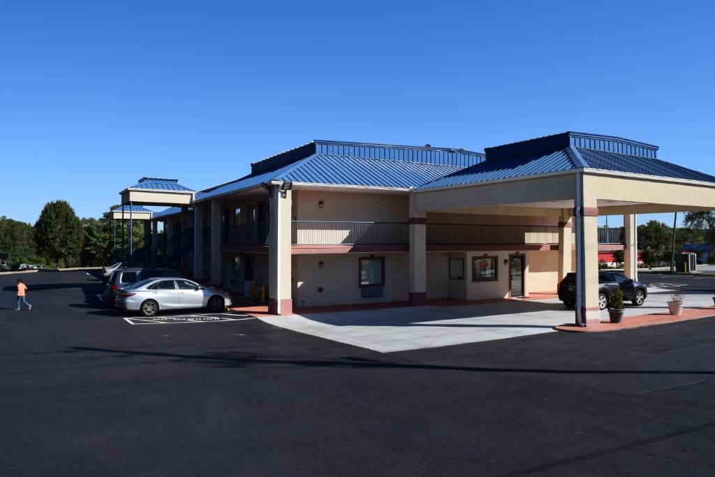 Royal Inn & Suites photo