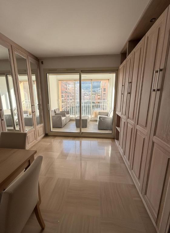 Luxury Retreat in Monaco with Rare Private Parking, Pool, AC and Wifi - 4