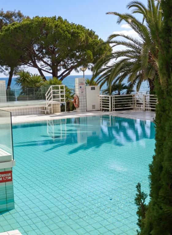 Luxury Retreat in Monaco with Rare Private Parking, Pool, AC and Wifi - 2