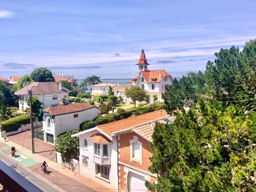 Appartement entièrement rénové avec vue sur le bassin et villa St Yves - Parking privé - 1