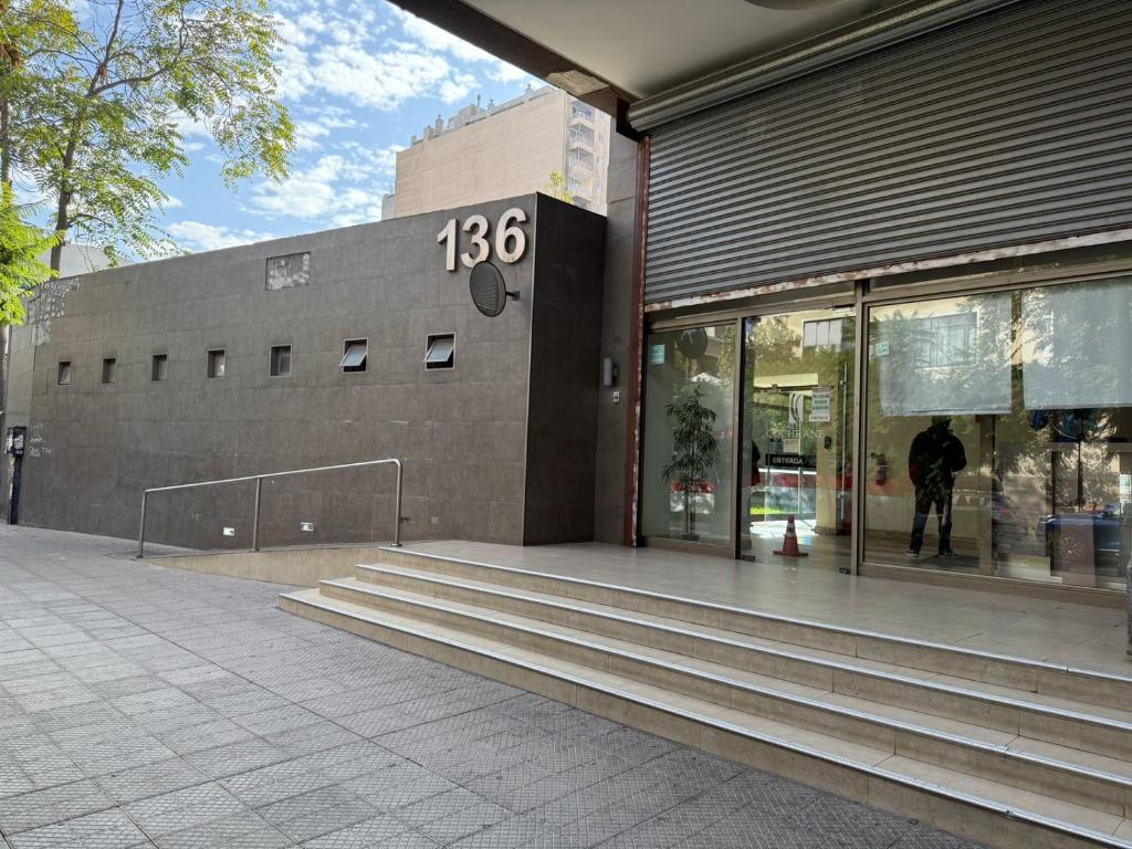 Apto para 4 a pasos del Teatro Coliseo - 3