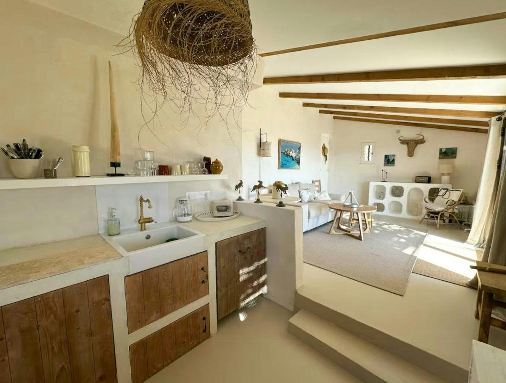 Perched Retreat Facing The Luberon Mountains - 2