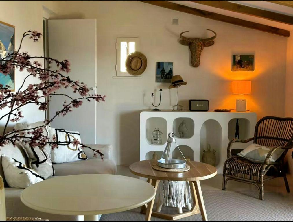 Perched Retreat Facing The Luberon Mountains - 4
