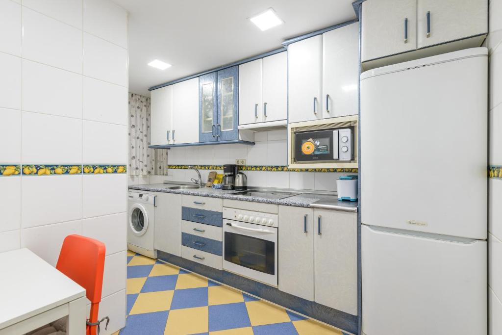 Spacious flat - train station 500m away - 4