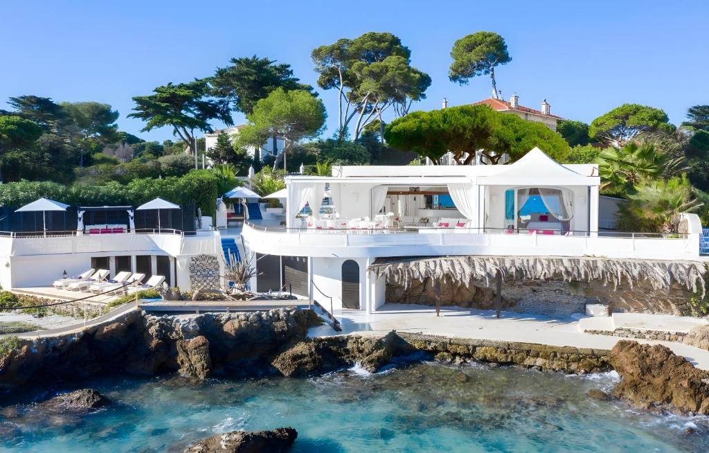 Villa pieds dans l'eau au Cap d'Antibes - 2