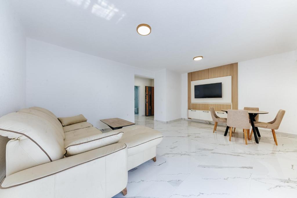 Malik Bay RESIDENTS - 4