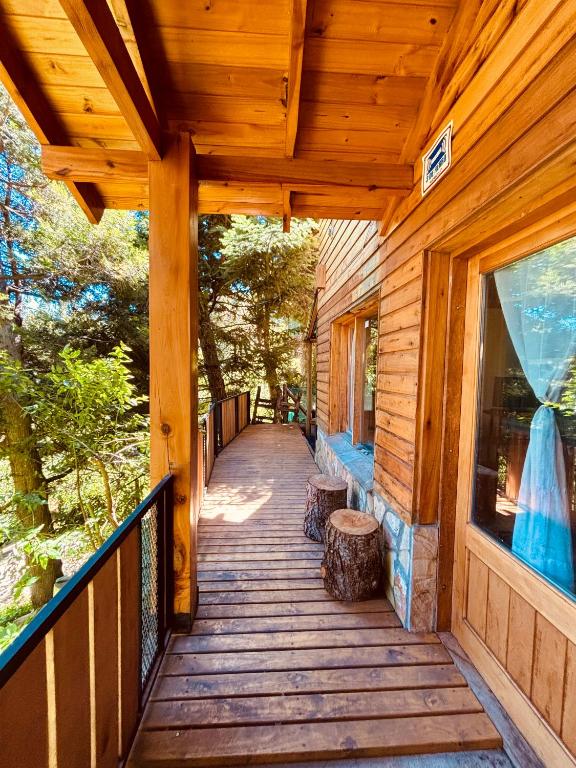 Casa Cabaña de Alquiler Turístico para Vacacionar con Familia o Amigos en San Martin de los Andes Capacidad 6 más 2 Personas - 2