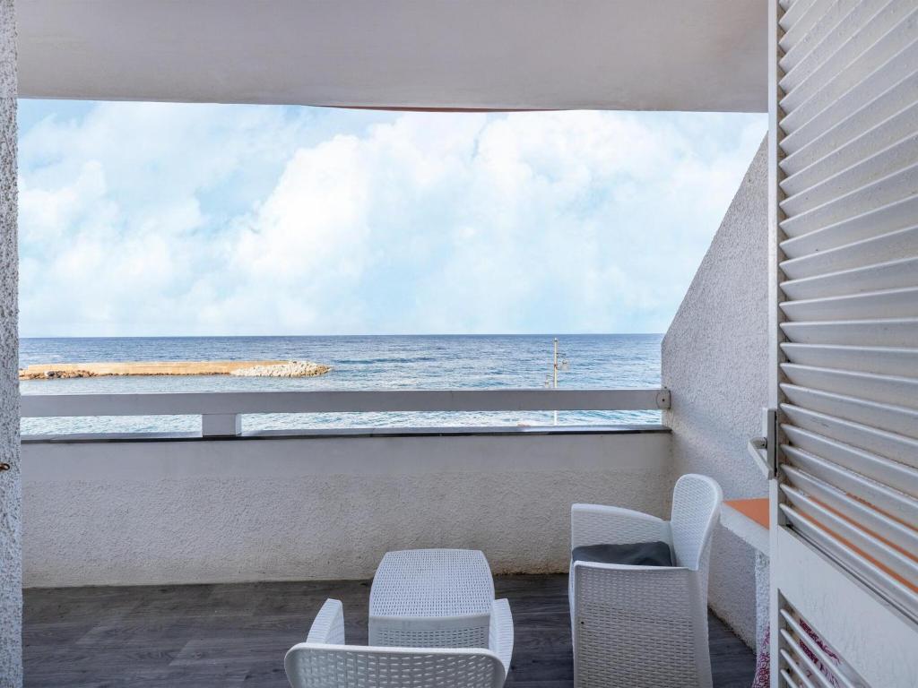 Beachfront terrace and air conditioning - 2
