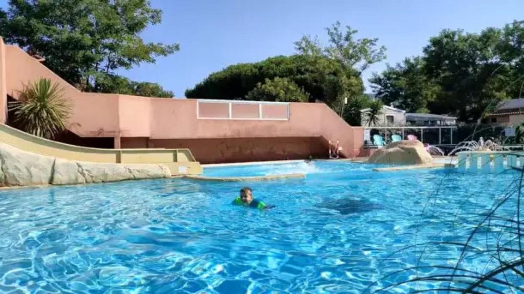 ZEcamping 3 parc aquatique piscine à 2km de la plage animaux acceptés - 2