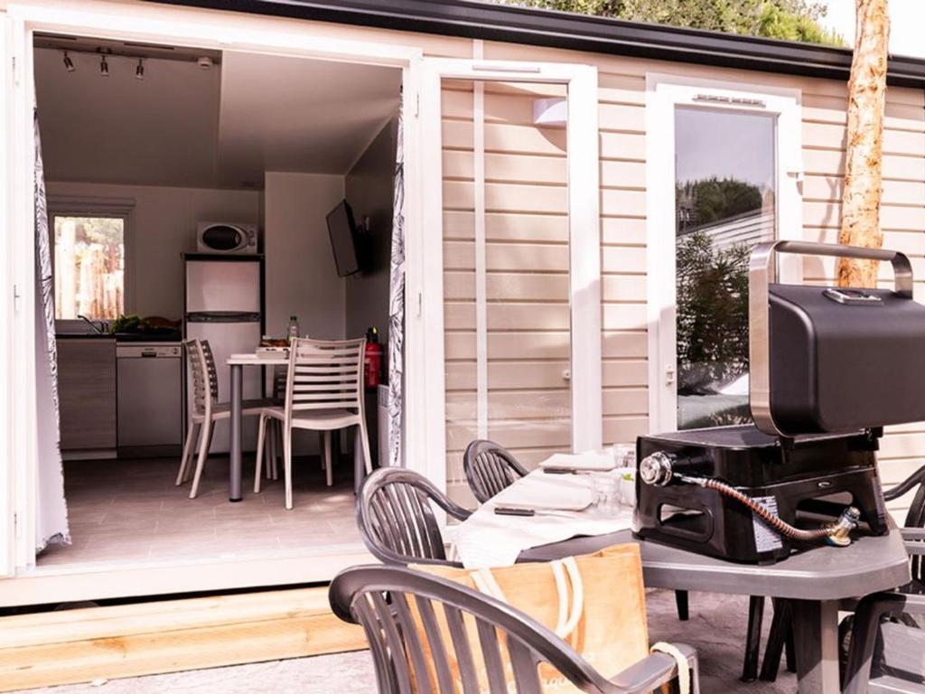 Mobil home 26m² pour 6 pers avec jacuzzi et terrasse - API-1-52-824 - 2