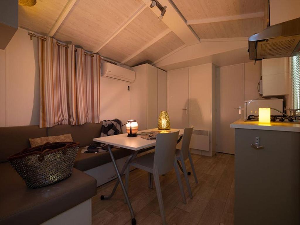 Mobil-home cosy avec terrasse - 5 personnes - API-1-52-822 - 4