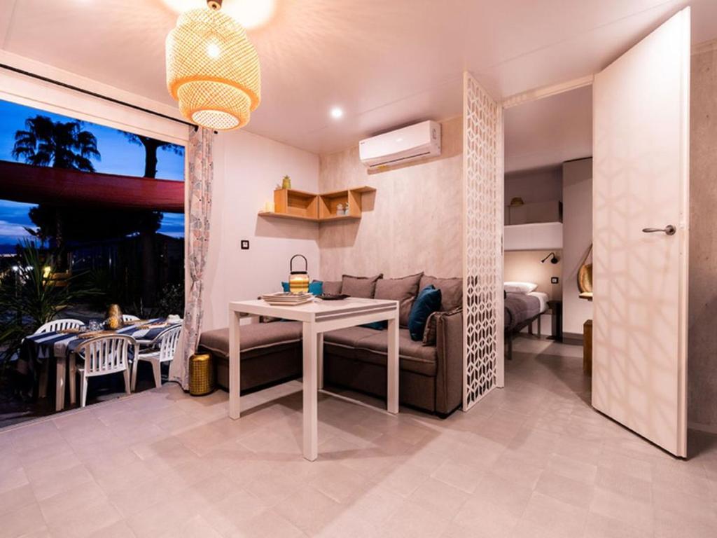 Mobil-home 5 pers avec terrasse à Agde - API-1-52-829 - 3