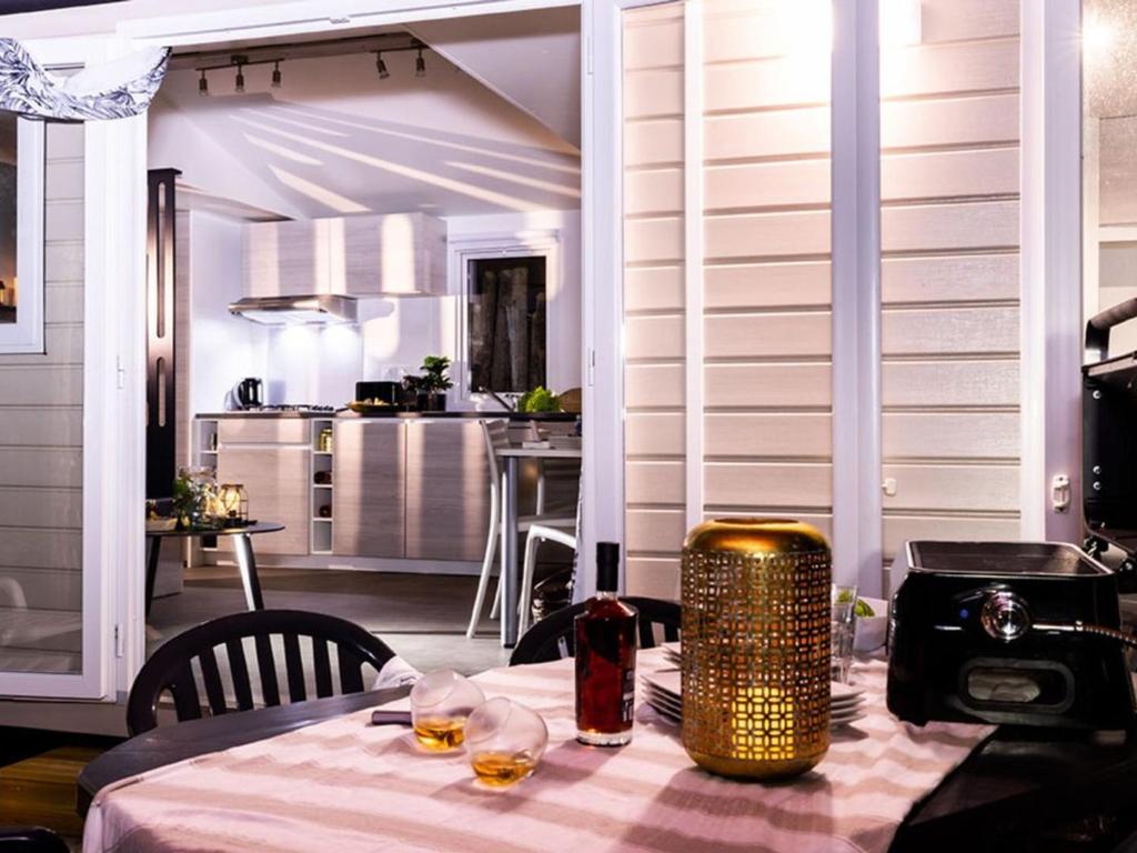 Mobil-home 6 pers avec terrasse à Agde - API-1-52-830 - 3