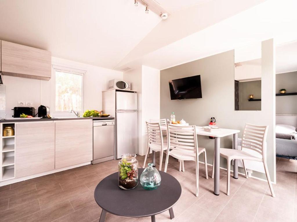 Mobil home confortable avec terrasse pour 6 personnes - API-1-52-827 - 4