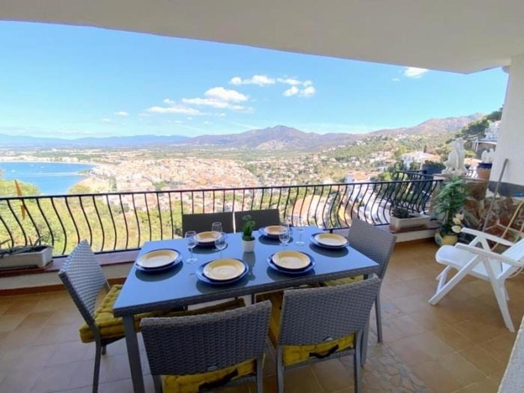 Bonito apartamento con terraza y aparcamiento privado en Roses - HISP-312-69 - 1