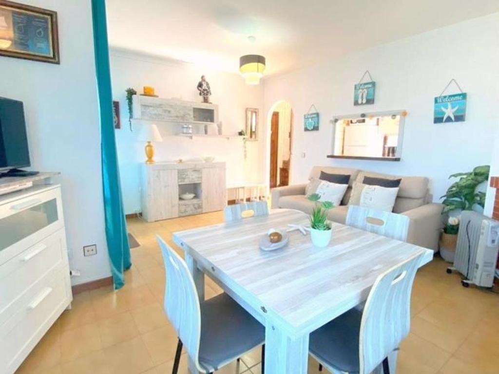 Bonito apartamento con terraza y aparcamiento privado en Roses - HISP-312-69 - 3