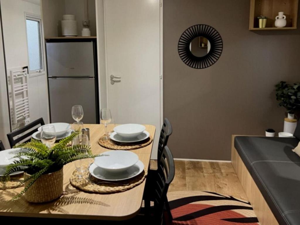 Mobil-home spacieux avec terrasse à Six-Fours-les-Plages - API-1-52-867 - 3