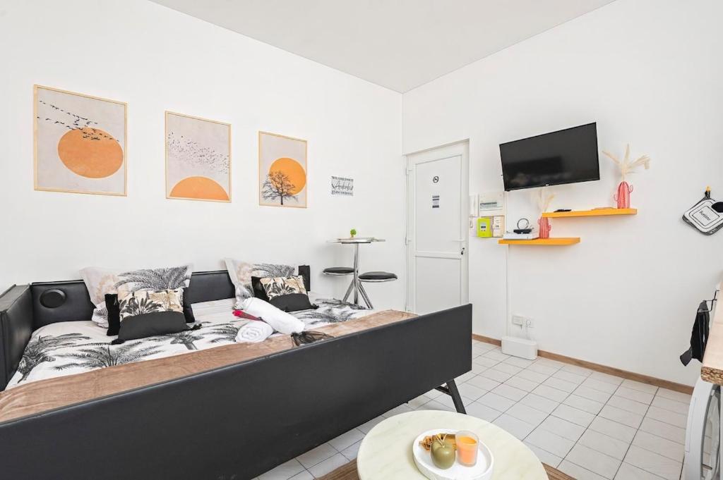 cozy apartment in city , free wifi ,coffe shops downstairs - 1