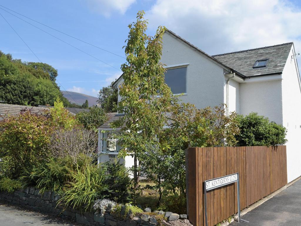 Elmcot, a dog-friendly detached cottage with an enclosed garden in Keswick, Lake District