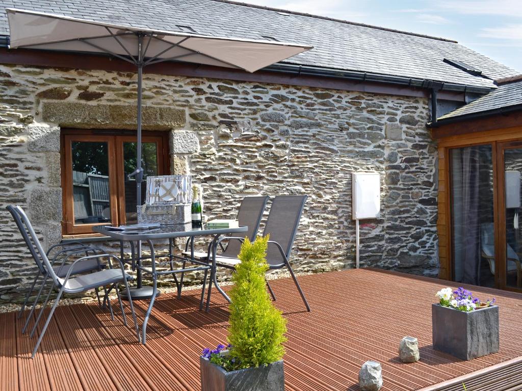 Black Thorn Cottage, a dog-friendly cottage with garden access near Falmouth