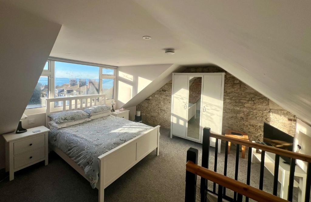 Dog Friendly Cosy Coastal Cottage with Sea Views, Portland photo 2
