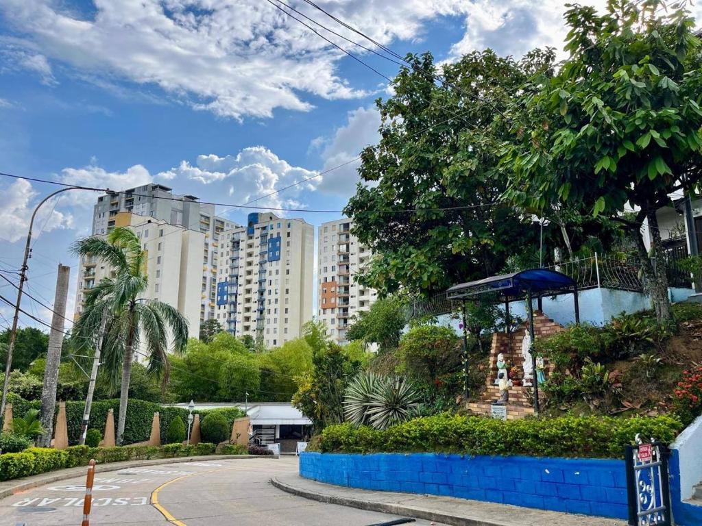 Casa Amplia de 3 Pisos - 3 Habitaciones - Zona Verde de Bucaramanga - 4